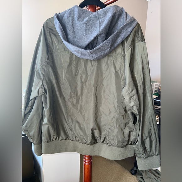 Torrid sz 3 bomber jacket - Picture 2 of 4